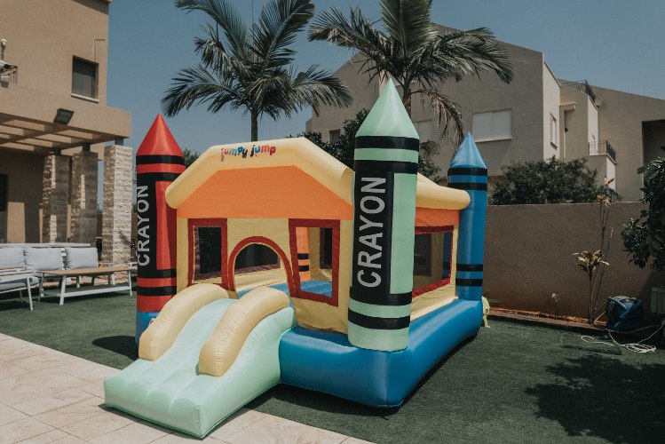 ⁦מתקן קפיצה מתנפח גדול – מגה צבעי פנדה⁩ – תמונה ⁦4⁩