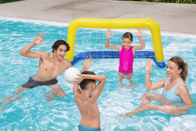YRZ משפחה משחקת בכדור מים בבריכה