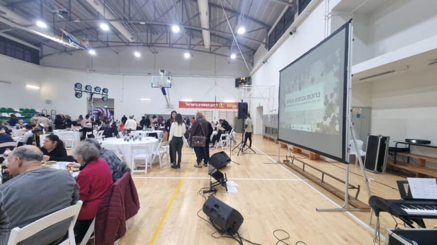 מסך הקרנה מתקפל מקצועי להשכרה