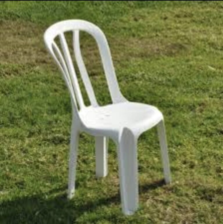כיסא פלסטיק לבן להשכרה