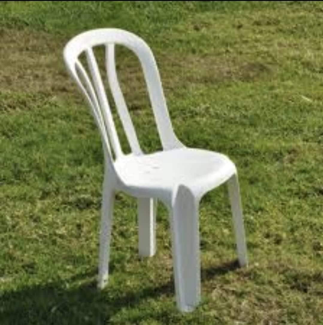 כיסא פלסטיק לבן להשכרה