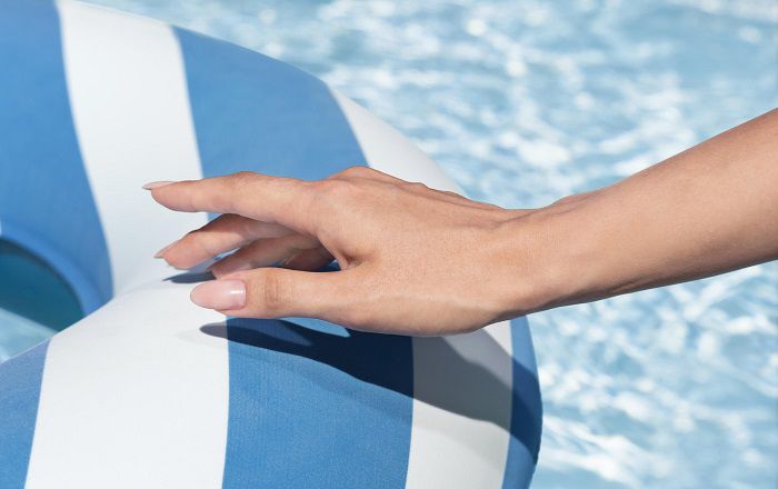 ⁦מושב מתנפח לבריכה דמוי קטיפה כולל משענת ורשת |119X67.5 סמ | דגם 43852⁩ – תמונה ⁦3⁩