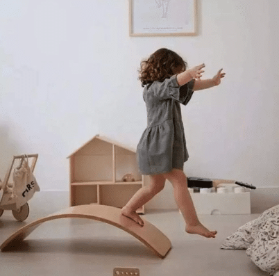 ⁦קשת איזון מונטסורית מעץ לילידים לשיפור תנועה ואיזון | מקט W01D028⁩ – תמונה ⁦4⁩