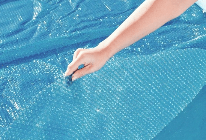 ⁦כיסוי עליון סולארי/תרמי לבריכה אולטרה מלבנית ביתית במידה 488X244 סמ | מקט 28029| INTEX⁩ – תמונה ⁦5⁩