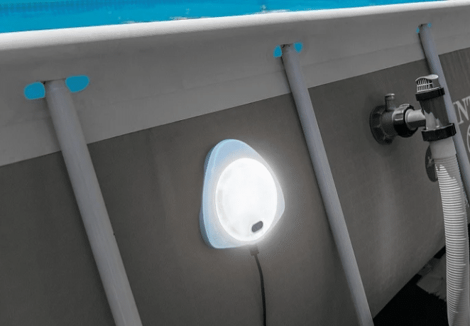 ⁦מנורת לד צבעונית מגנטית הנצמדת לקירות הבריכה הביתית | מקט 28698| INTEX⁩ – תמונה ⁦2⁩