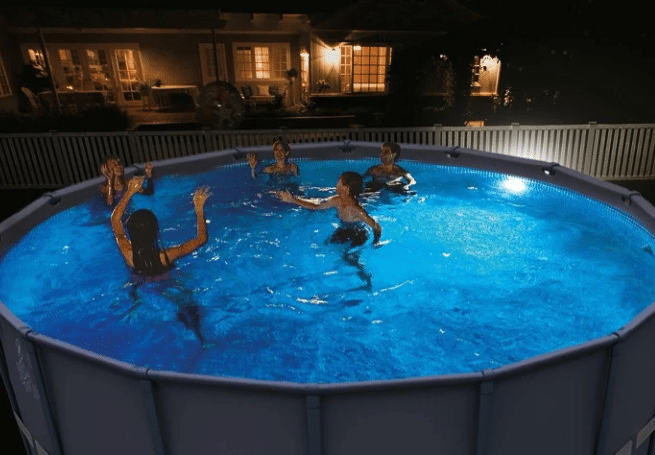 ⁦מנורת לד צבעונית מגנטית הנצמדת לקירות הבריכה הביתית | מקט 28698| INTEX⁩ – תמונה ⁦4⁩