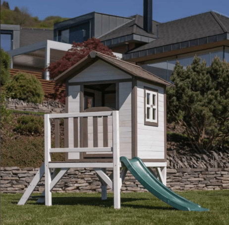 בית עץ לילדים בסגנון כפרי כולל מגלש ומרפסת (188X139X101 סמ) מק"ט 2005XL